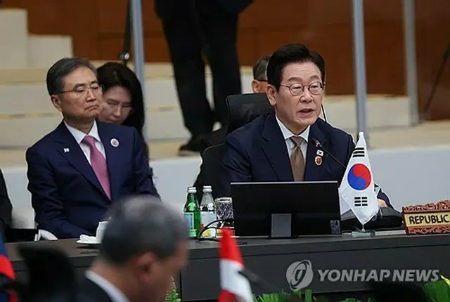 韓国・ＡＳＥＡＮ首脳会議で発言する李大統領＝２７日、クアラルンプール（聯合ニュース）