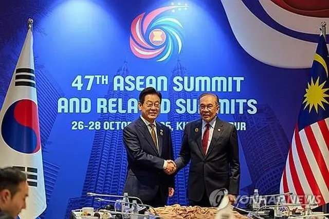 握手を交わす韓国の李在明（イ・ジェミョン）大統領（左）とマレーシアのアンワル首相（共同取材）＝（聯合ニュース）≪転載・転用禁止≫