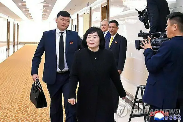 平壌国際空港を出発する崔善姫氏＝（朝鮮中央通信＝聯合ニュース）≪転載・転用禁止≫