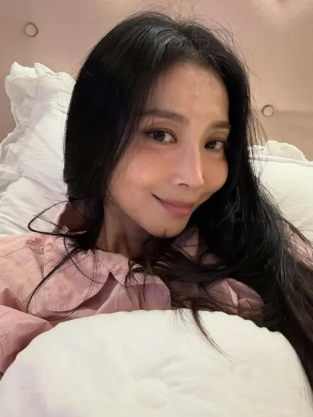 女優オ・ユナ、化粧落とさずに寝ても「この美貌」…きょうもキレイな「ミンくんママ」