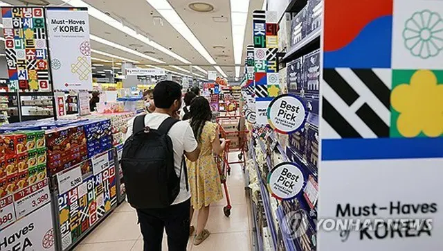 ソウル市内の大型スーパーの外国人観光客向け食品売り場＝（聯合ニュース）