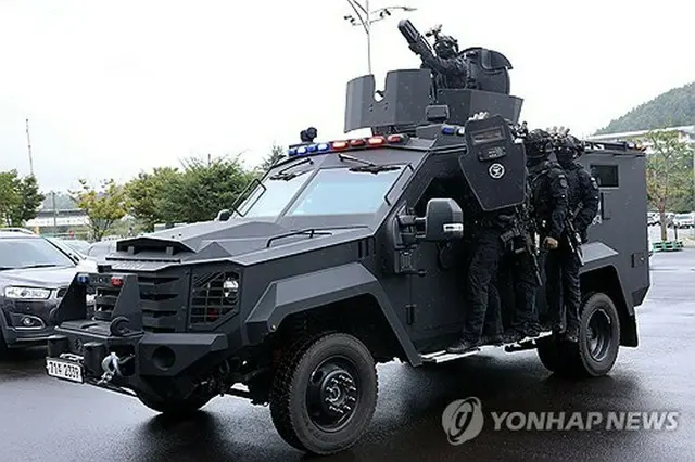 ＡＰＥＣ首脳会議の会場となる慶州和白コンベンションセンターで対テロ訓練を行う警察の車両＝（聯合ニュース）