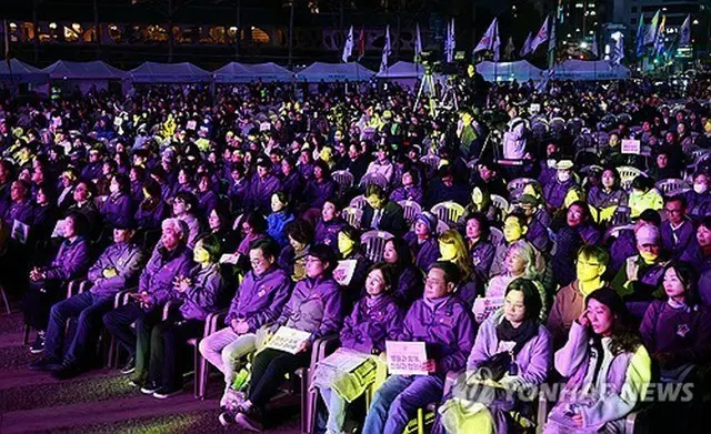 ２５日にソウルで開かれた市民による追悼行事＝（聯合ニュース）