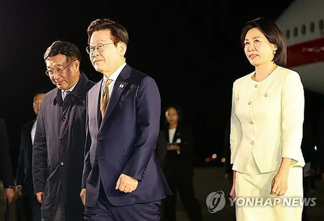 ２７日夜、マレーシア訪問を終え帰国した李在明（イ・ジェミョン）大統領（中央）＝（聯合ニュース）
