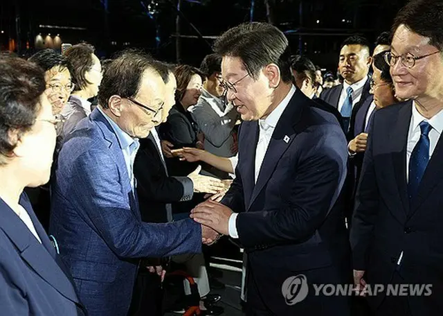 李大統領（右）と握手を交わす李海チャン氏＝（聯合ニュース）