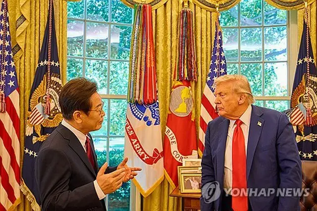 ８月に米ホワイトハウスで会談した李大統領（左）とトランプ大統領＝（聯合ニュース）