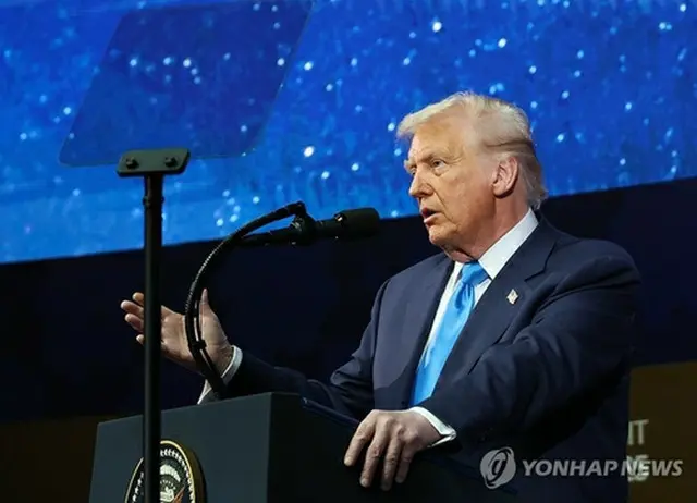 ＡＰＥＣのＣＥＯサミットで演説するトランプ氏（大韓商工会議所提供）＝（聯合ニュース）≪転載・転用禁止≫