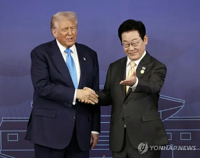 握手する李大統領（右）とトランプ大統領＝２９日、慶州（聯合ニュース）