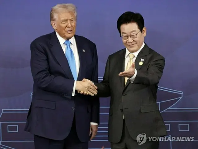 握手する李大統領（右）とトランプ大統領＝２９日、慶州（聯合ニュース）