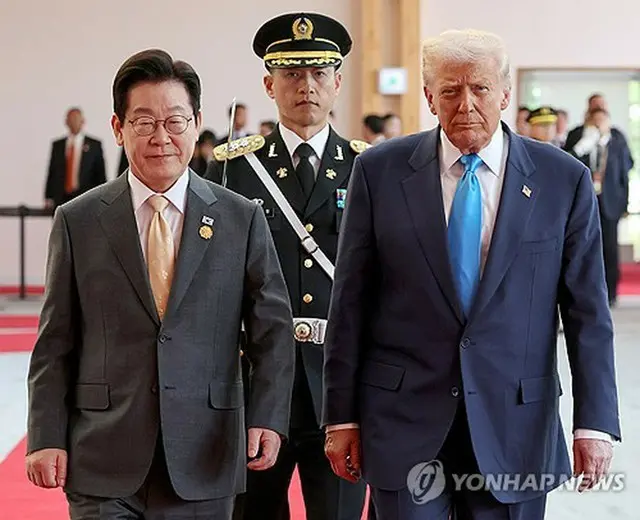 儀仗隊による栄誉礼を受ける李大統領（左）とトランプ大統領（大統領室通信写真記者団）＝２９日、慶州（聯合ニュース）