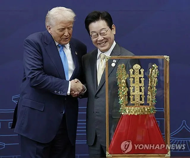 金冠のレプリカを前に握手を交わす韓米首脳（大統領室通信写真記者団）＝２９日、慶州（聯合ニュース）