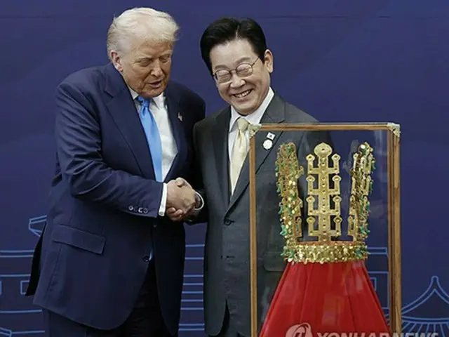 李大統領がトランプ氏に最高勲章授与　金冠レプリカも