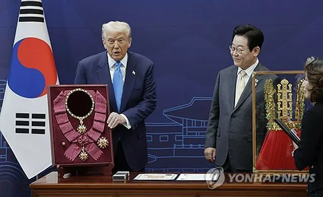 無窮花大勲章の説明を受けるトランプ大統領（左、大統領室通信写真記者団）＝２９日、慶州（聯合ニュース）