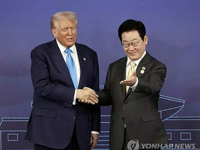 韓国の李在明（イ・ジェミョン）大統領（右）とトランプ米大統領が首脳会談を行った＝２９日、慶州（聯合ニュース）