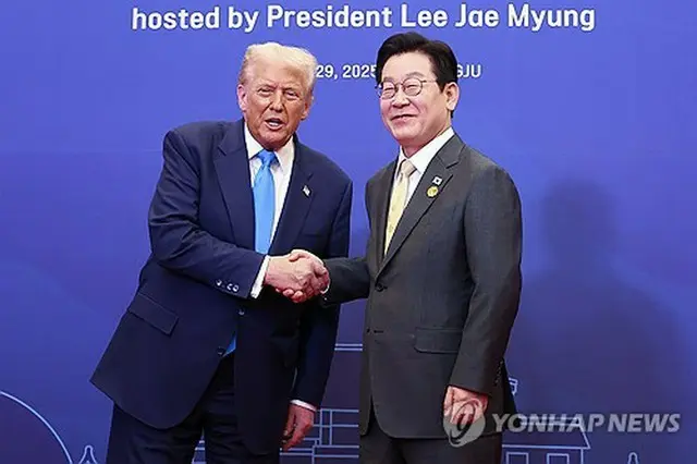 夕食会の前に握手する李大統領（右）とトランプ大統領＝２９日、慶州（聯合ニュース）