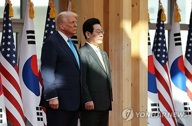 公式歓迎式に出席した李大統領（右）とトランプ大統領＝２９日、慶州（聯合ニュース）