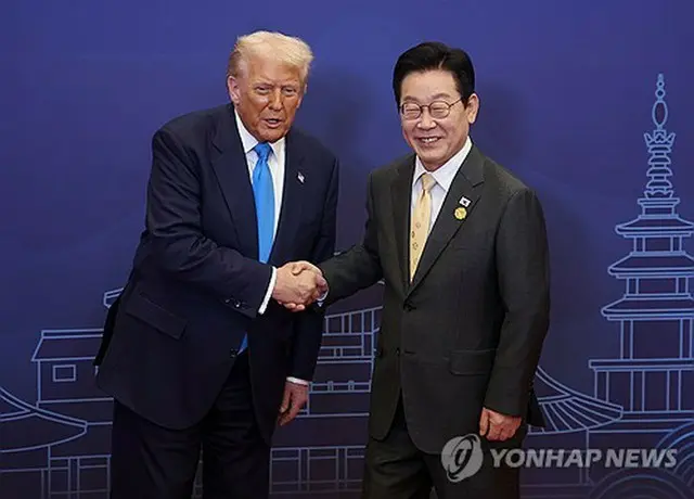 トランプ氏（左）と握手を交わす李大統領＝２９日、慶州（聯合ニュース）