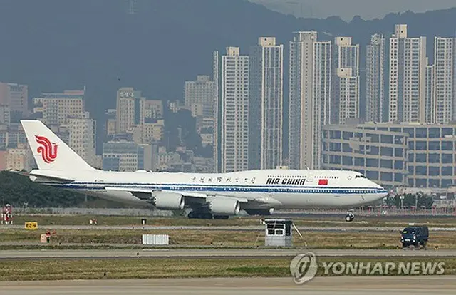 中国の習近平国家主席を乗せた専用機が韓国・釜山の金海国際空港に到着した＝３０日、釜山（聯合ニュース）