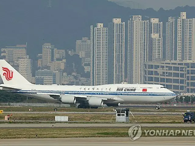 習近平主席が釜山の空港に到着　１１年ぶり来韓