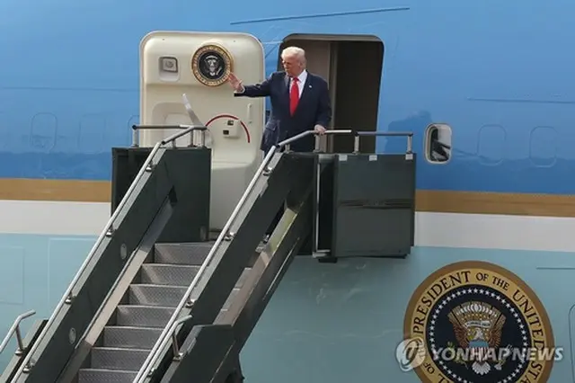 大統領専用機に乗り込むトランプ大統領＝３０日、釜山（聯合ニュース）