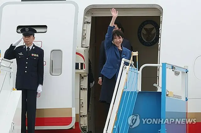 韓国南部・釜山の金海国際空港に到着した高市首相＝３０日、釜山（聯合ニュース）