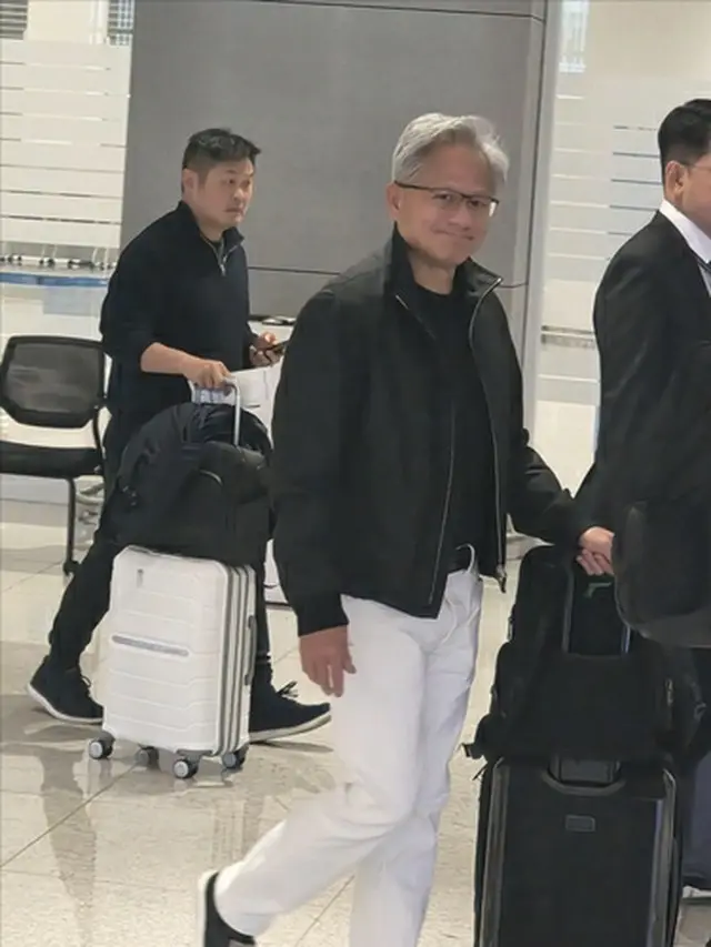 仁川空港に到着したフアンＣＥＯ＝（聯合ニュース）