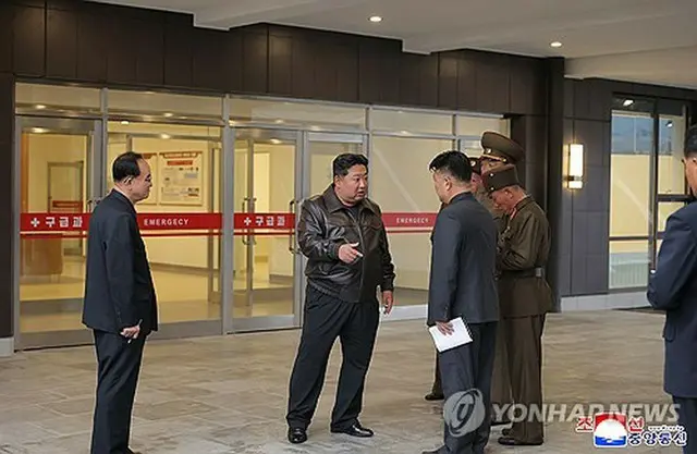 病院を視察する金正恩氏＝（朝鮮中央通信＝聯合ニュース）≪転載・転用禁止≫
