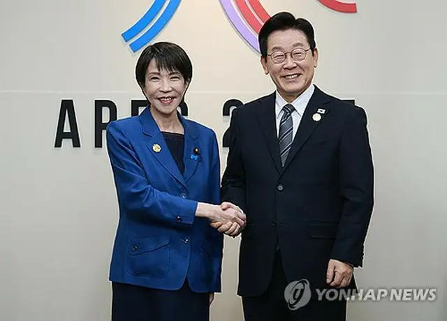 首脳会談で握手を交わす李大統領と高市首相（大統領室通信写真記者団）＝３０日、慶州（聯合ニュース）