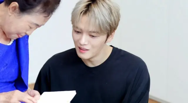 ジェジュン、母親の書いた詩を本にしてプレゼント