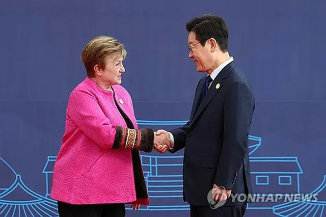 握手を交わす李大統領（右）とＩＭＦのゲオルギエワ専務理事＝３１日、慶州（聯合ニュース）