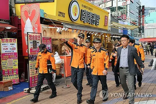 ３０日、弘大エリアの最終点検を行うソウル消防災害本部の関係者ら（消防災害本部提供）＝（聯合ニュース）≪転載・転用禁止≫