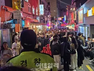 10万人の人波が押し寄せた「ハロウィン弘大」…梨泰院は比較的閑散＝韓国
