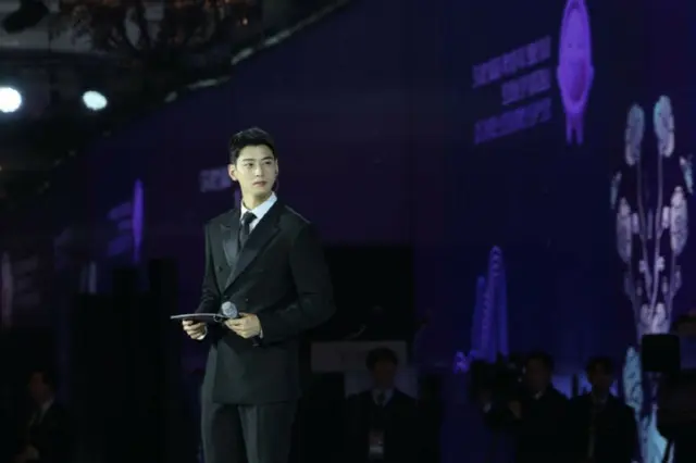 チャウヌ（ASTRO）、「APEC」を輝かせた顔の天才…“国防省が承認するに値する”03