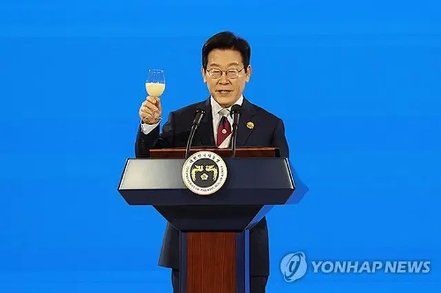ＡＰＥＣ首脳会議の夕食会で乾杯の音頭を取る李大統領＝３１日、慶州（聯合ニュース）