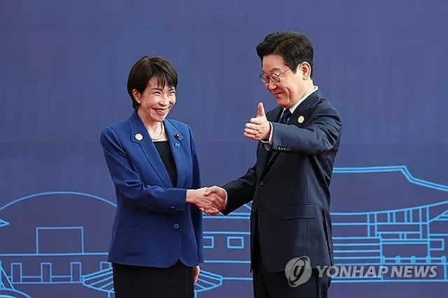 握手を交わす韓国の李在明大統領（右）と日本の高市早苗首相＝１０月３１日、慶州（聯合ニュース）