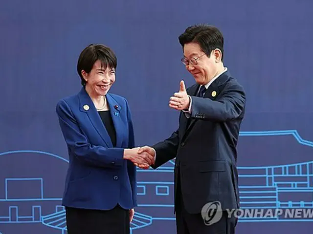 握手を交わす韓国の李在明大統領（右）と日本の高市早苗首相＝１０月３１日、慶州（聯合ニュース）