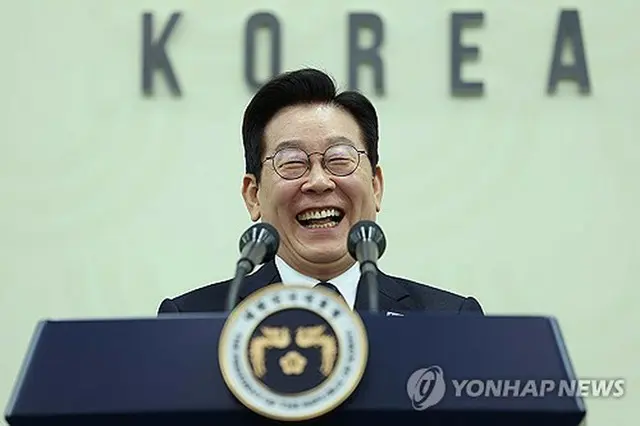 記者会見を行う李在明大統領＝１日、慶州（聯合ニュース）