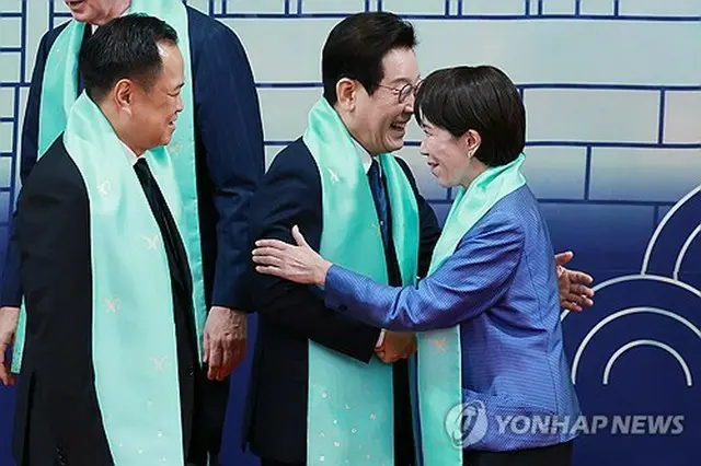 ＡＰＥＣ首脳会議であいさつを交わす韓国の李在明大統領（左）と日本の高市早苗首相＝１日、慶州（聯合ニュース）
