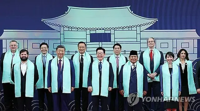 記念撮影を行うＡＰＥＣ加盟国・地域の首脳＝１日、慶州（聯合ニュース）