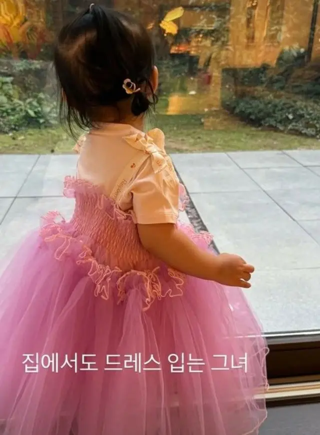 イ・ミンジョン、娘のサプライズ公開後は本人の過去の写真…「昨日でも信じるよ」