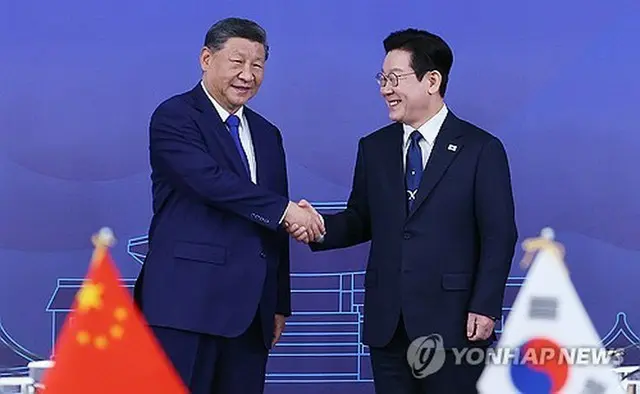 笑顔で握手を交わす韓中首脳＝１日、慶州（聯合ニュース）