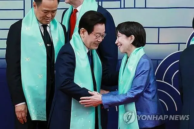ＡＰＥＣ首脳会議であいさつする韓国の李在明（イ・ジェミョン）大統領（左）と日本の高市早苗首相＝１日、慶州（聯合ニュース）