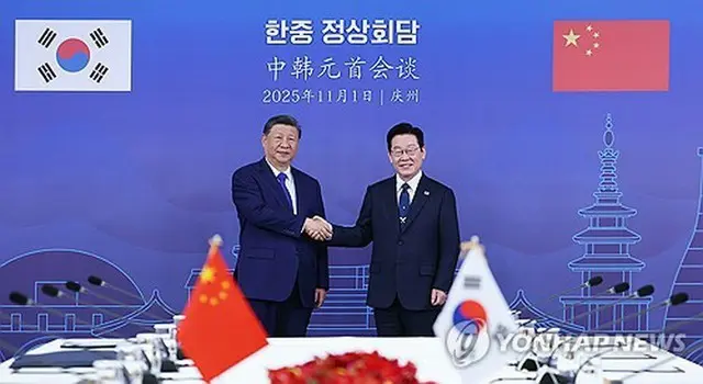 首脳会談で握手を交わす李大統領（右）と習主席＝１日、慶州（聯合ニュース）