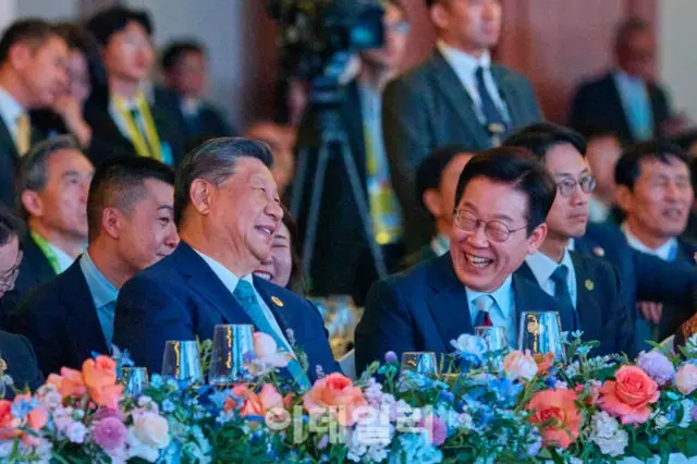 10月31日に慶尚北道慶州市のラハン・セレクト慶州ホテルで開かれた「2025アジア太平洋経済協力会議（APEC）首脳会議歓迎晩餐会」で会話を交わす李在明大統領と中国の習近平国家主席（写真＝大統領室）