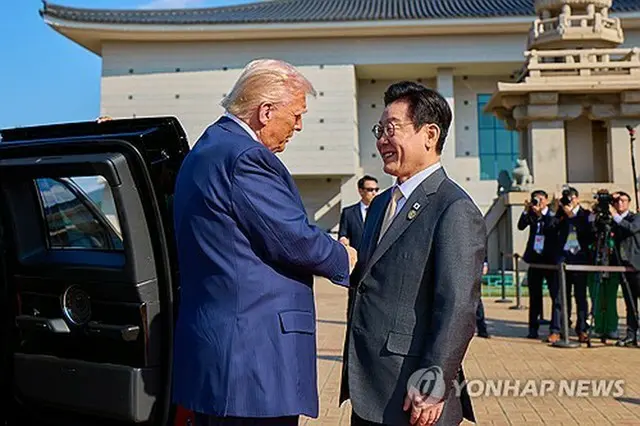 韓米首脳会談の会場となった国立慶州博物館で、トランプ大統領を迎える李大統領（大統領室提供）＝（聯合ニュース）≪転載・転用禁止≫