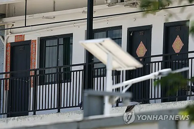 犯罪組織の拠点とされるカンボジアの住居地。ドアの入口に中国語が書かれている＝（聯合ニュース）