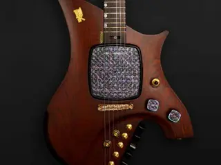 李大統領、ギター愛好家のシンガポールウォン首相にらでん漆塗り装飾ギターをプレゼント