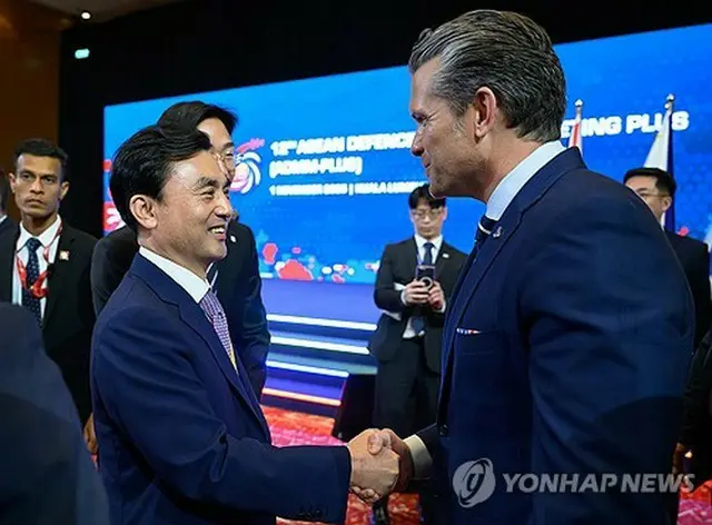 マレーシアで開かれた東南アジア諸国連合（ＡＳＥＡＮ）拡大国防相会議で握手を交わす韓国の安圭伯国防部長官（左）と米国のヘグセス国防長官（国防部長官）＝１日、クアラルンプール（聯合ニュース）