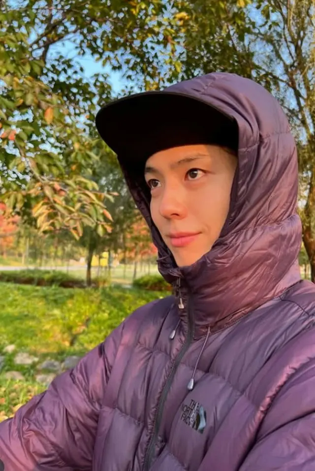 パク・ボゴム、秋のダウンジャケットスタイルでも隠せないあたたかさ