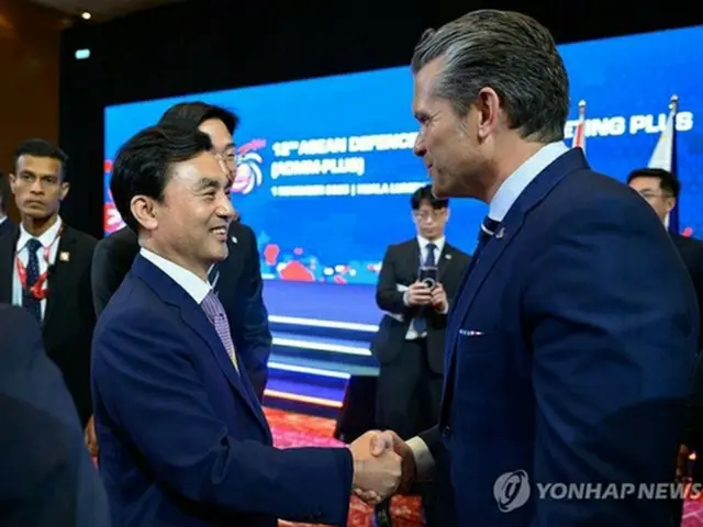 マレーシアで１日に開かれた東南アジア諸国連合（ＡＳＥＡＮ）拡大国防相会議で握手を交わす韓国の安圭伯国防部長官（左）と米国のヘグセス国防長官＝（聯合ニュース）